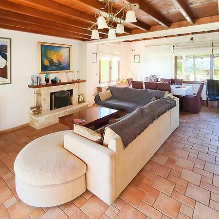 Lovely Home In Kiato With Wifi Buitenkant foto