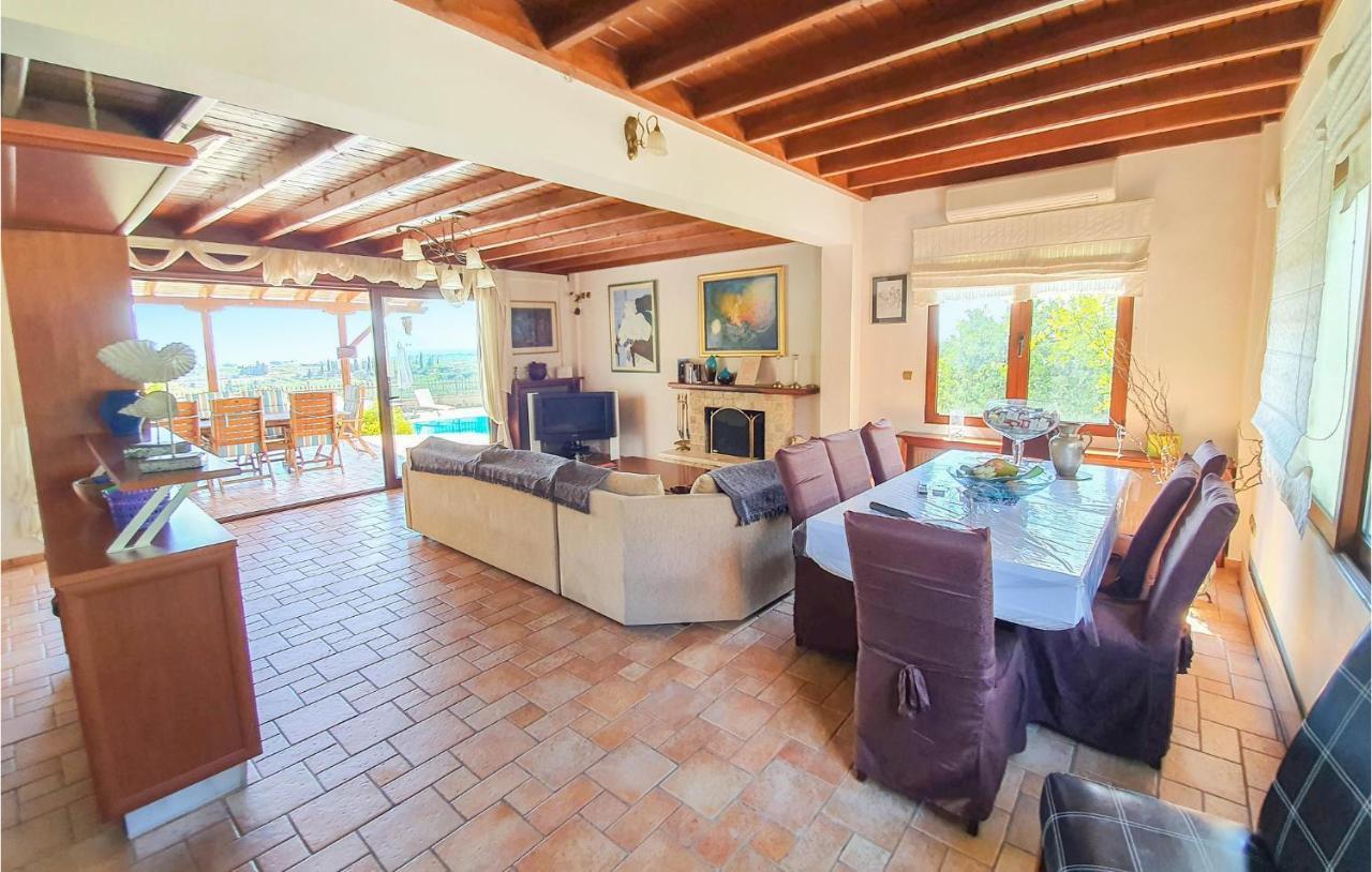 Lovely Home In Kiato With Wifi Buitenkant foto