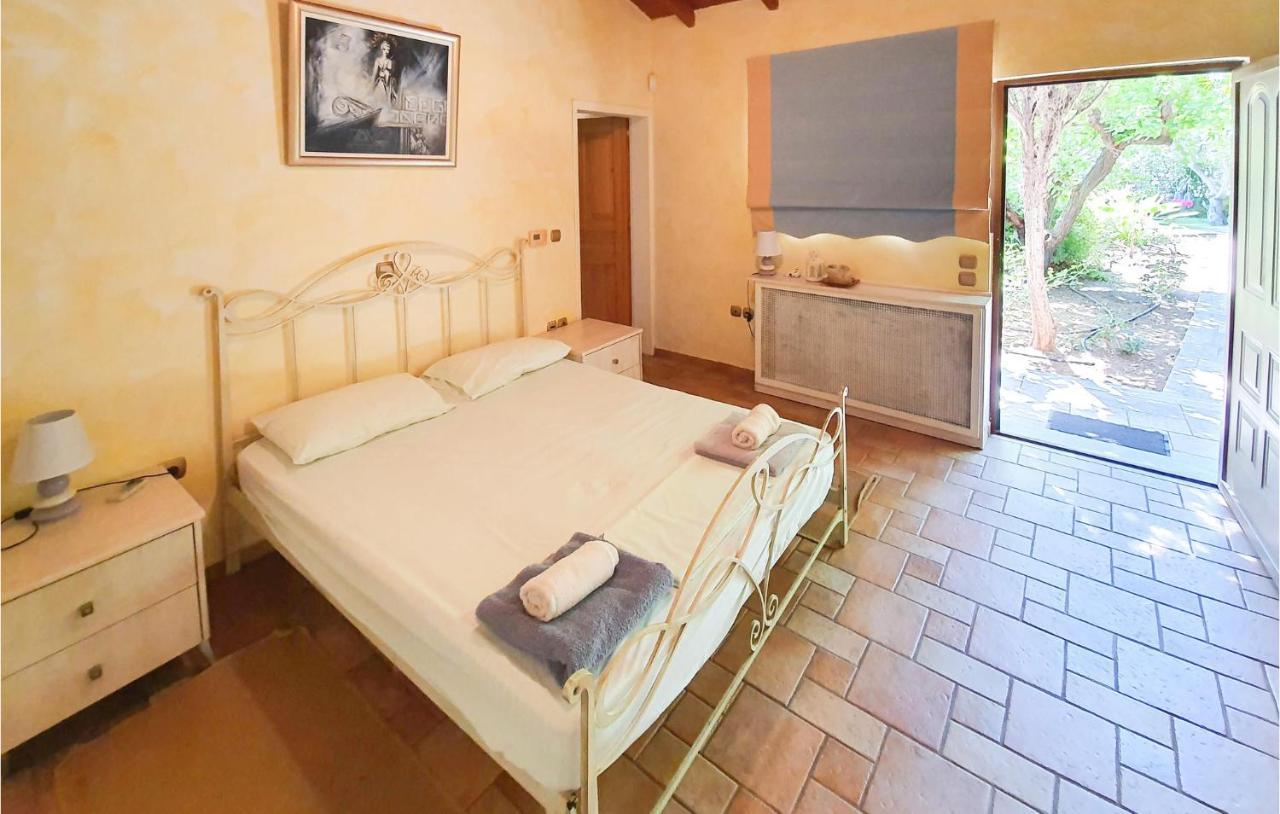 Lovely Home In Kiato With Wifi Buitenkant foto