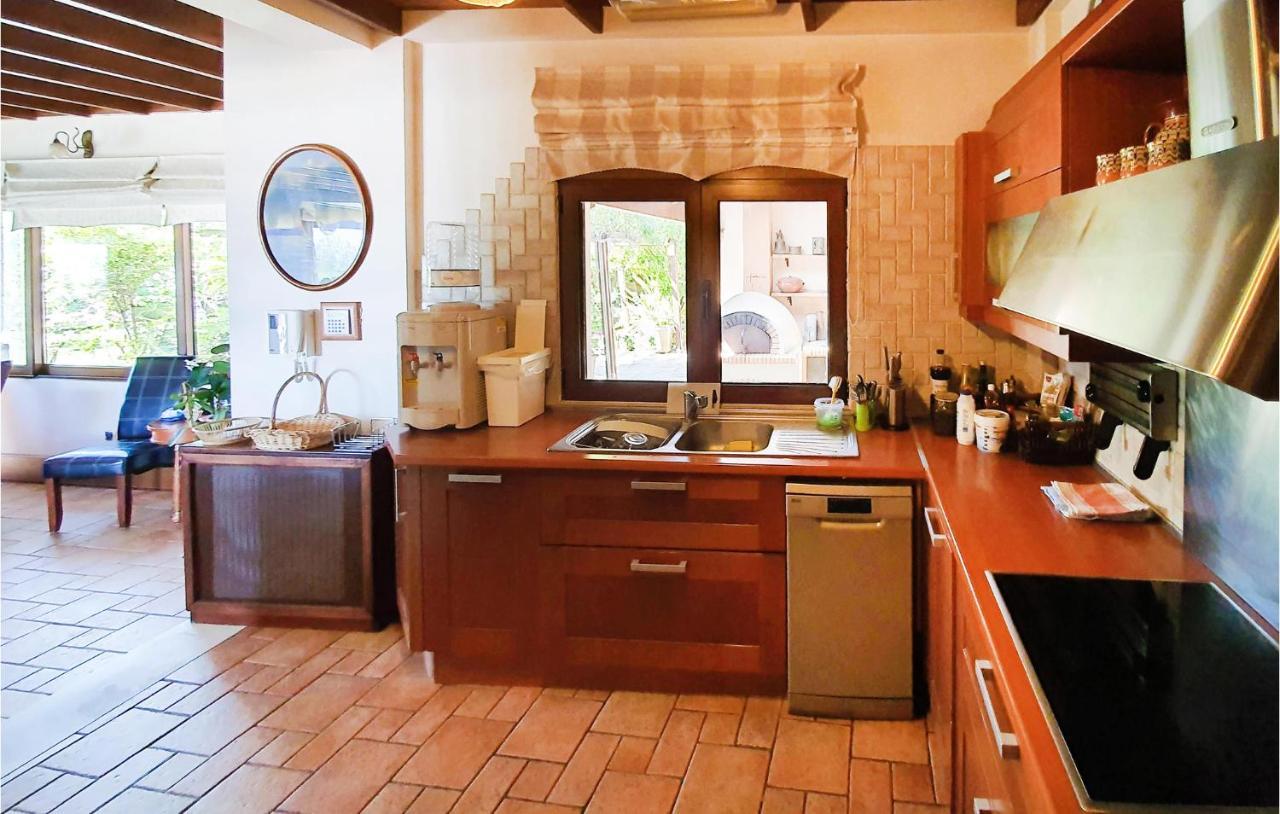 Lovely Home In Kiato With Wifi Buitenkant foto