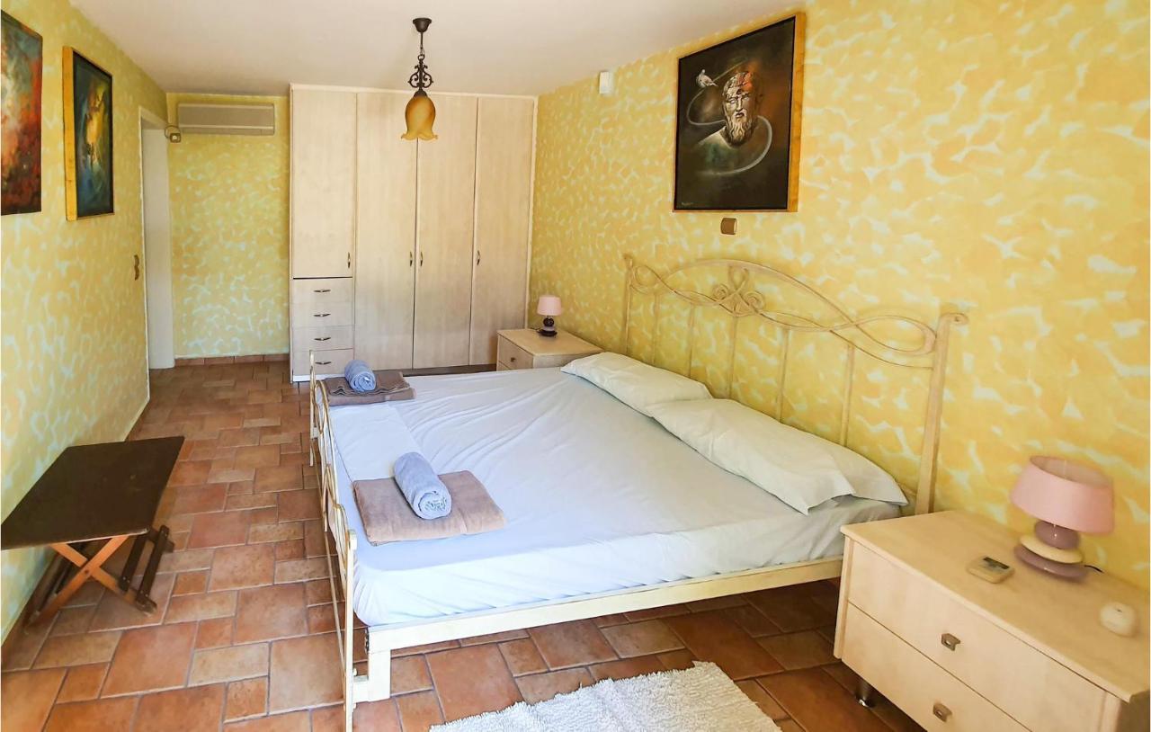 Lovely Home In Kiato With Wifi Buitenkant foto