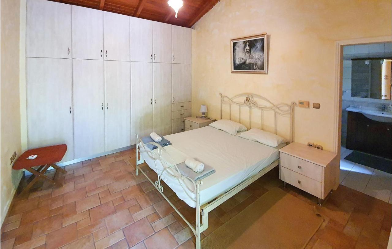 Lovely Home In Kiato With Wifi Buitenkant foto