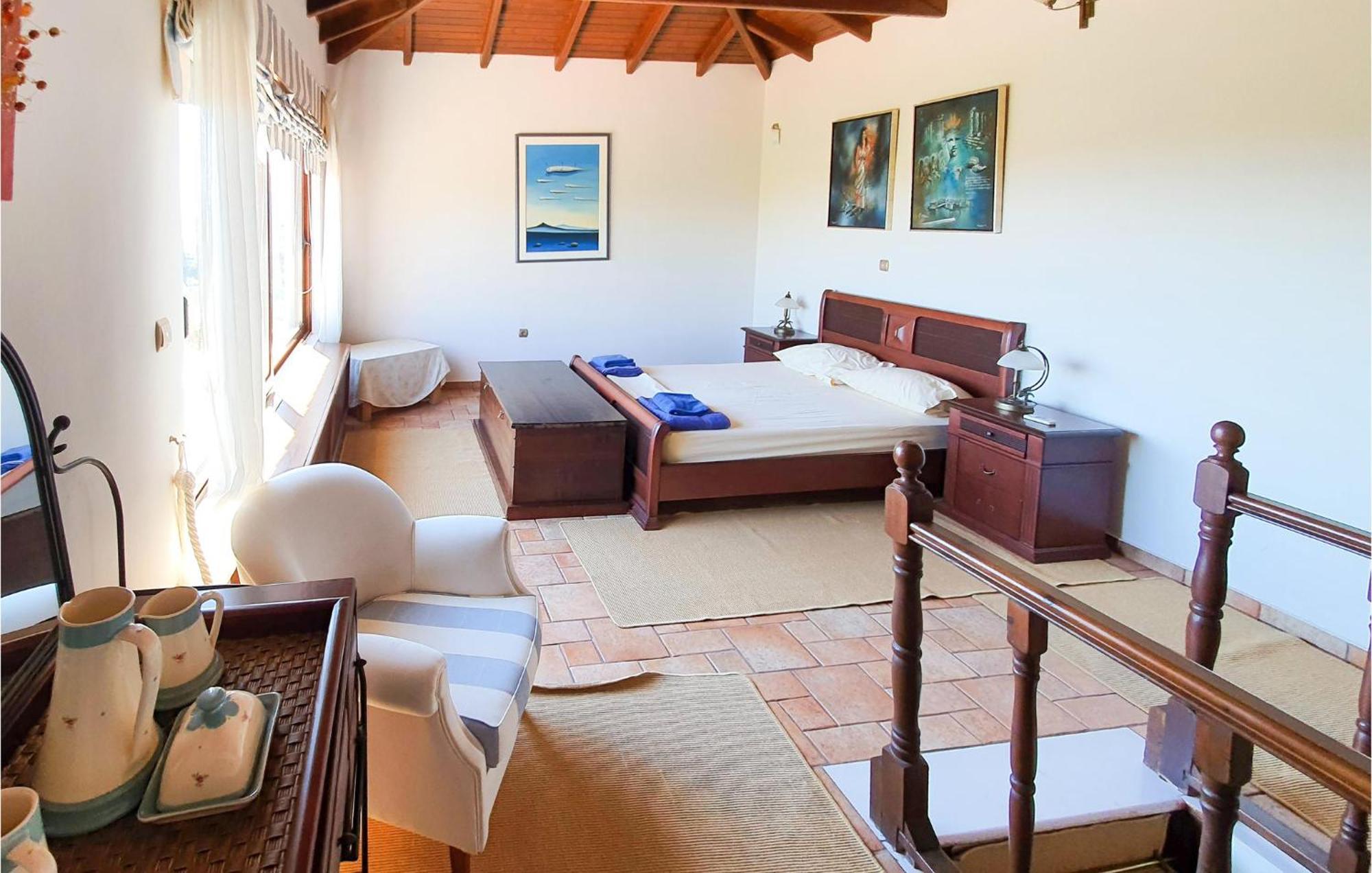 Lovely Home In Kiato With Wifi Buitenkant foto